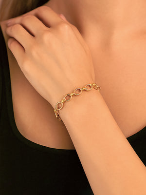FAVES Lona Bracelet – Sculpted 18K Gold Chain on Model’s Wrist