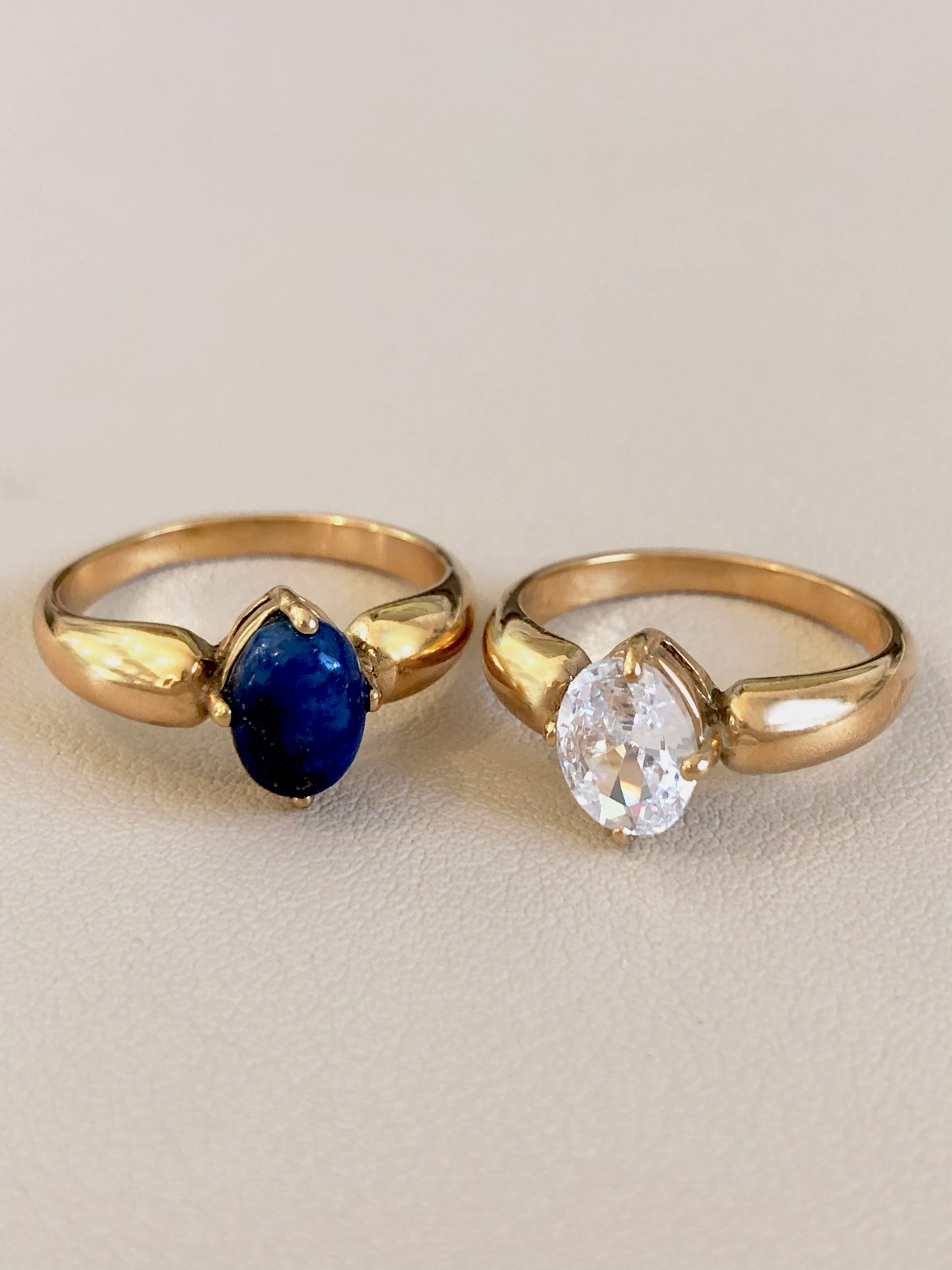FAVES Katella Ring on hand – oval lapis lazuli solitaire in 18K gold layered titanium steel